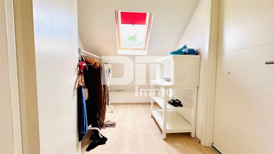 Umfangreich saniertes Zweifamilienhaus + Carport auf großem Grundstück mit Traumgarten - WE3 DG Ankleidezimmer